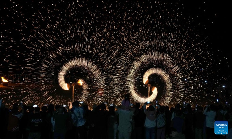 Folk artists throw molten iron to create fireworks in Haiyang, east China's Shandong Province, Sept. 21, 2024.

The event aims to commemorate the seventh Chinese farmers' harvest festival which falls on Sept. 22 this year. (Photo: Xinhua)