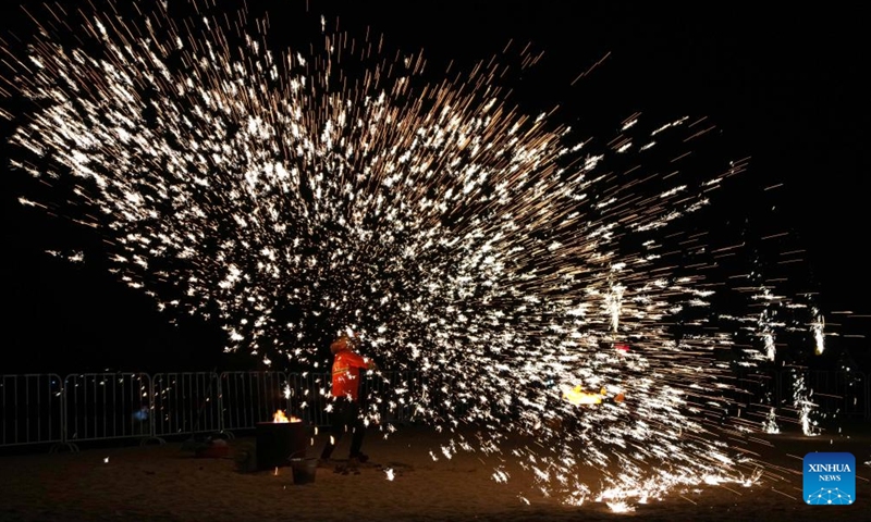 Folk artists throw molten iron to create fireworks in Haiyang, east China's Shandong Province, Sept. 21, 2024.

The event aims to commemorate the seventh Chinese farmers' harvest festival which falls on Sept. 22 this year. (Photo: Xinhua)