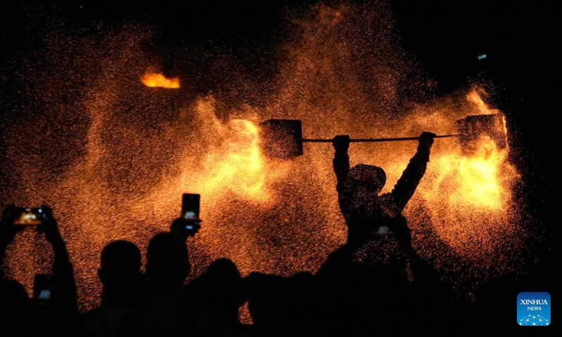 Folk artists throw molten iron to create fireworks in Haiyang, east China's Shandong Province, Sept. 21, 2024.

The event aims to commemorate the seventh Chinese farmers' harvest festival which falls on Sept. 22 this year. (Photo: Xinhua)