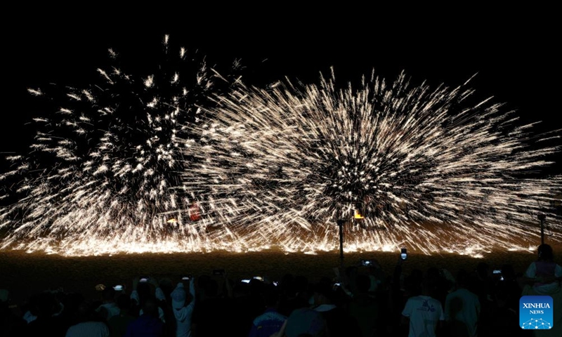 Folk artists throw molten iron to create fireworks in Haiyang, east China's Shandong Province, Sept. 21, 2024.

The event aims to commemorate the seventh Chinese farmers' harvest festival which falls on Sept. 22 this year. (Photo: Xinhua)