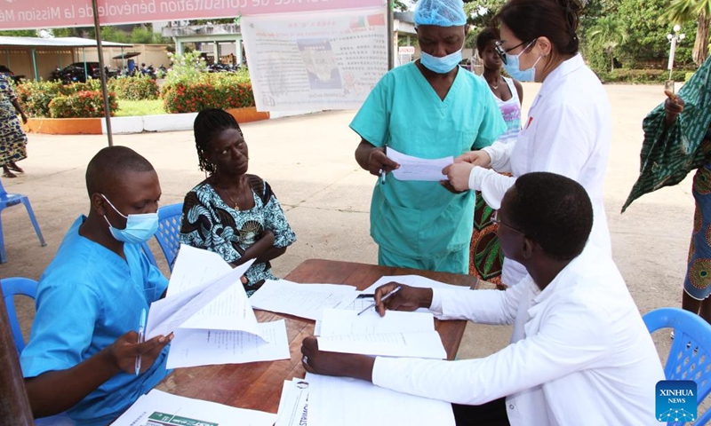 A doctor of the 27th batch of Chinese medical team communicates with a local colleague during a free dental clinic service event at a hospital in Lokossa, Benin, Sept. 20, 2024. (Photo: Xinhua)