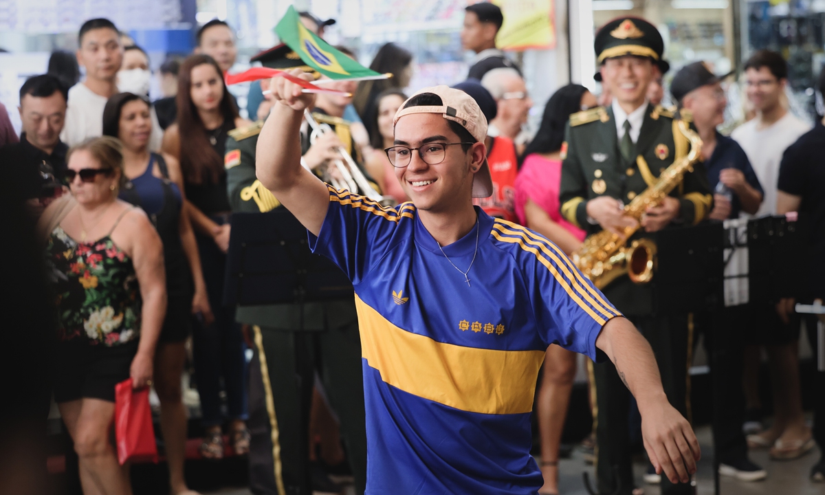 Local residents of Brasília, the capital of Brazil, engage warmly with the PLA Military Band on September 22, during the Chinese Military Culture Week. Photo: Ju Zhenhua