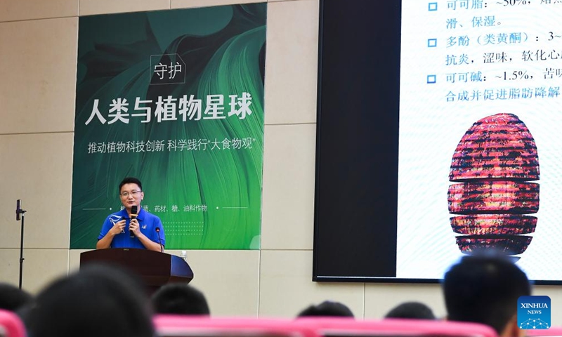 Researcher Li Fupeng gives a lecture about cocoa to students in Wanning City, south China's Hainan Province, Sept. 22, 2024. The science popularization activity focusing on cocoa was held here on Sunday by Spice and Beverage Research Institute under Chinese Academy of Tropical Agricultural Sciences. (Photo: Xinhua)