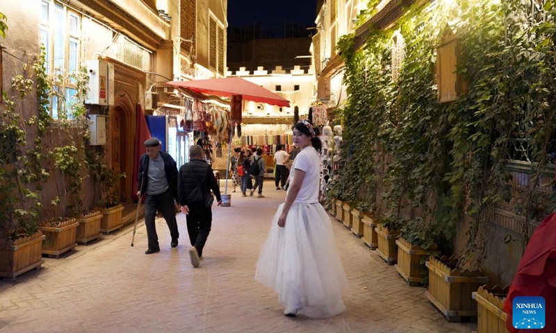 A tourist poses for a photo in the ancient city of Kashgar, northwest China's Xinjiang Uygur Autonomous Region, Sept. 19, 2024. (Photo: Xinhua)