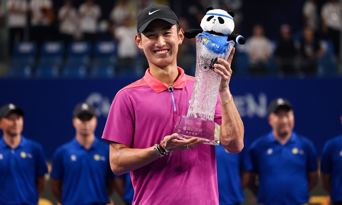 China's 19-year-old Shang Juncheng poses with his trophy and the event mascot on September 24, 2024 at the ATP Chengdu Open in Chengdu, Southwest China's Sichuan Province. Shang won his maiden ATP Tour final that day by upsetting the top seed Lorenzo Musetti of Italy with 7-6 (4), 6-1. Shang is the first player born in 2005 or later in the world to win an ATP Tour title. Photo: VCG