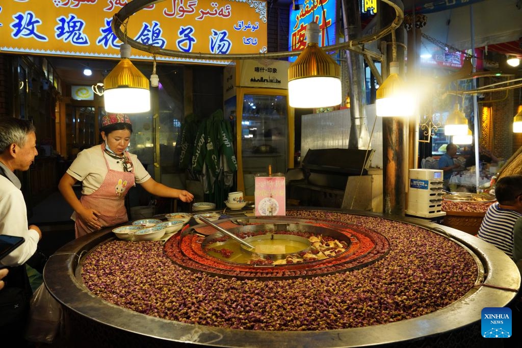 A tourist buys local snacks in the ancient city of Kashgar, northwest China's Xinjiang Uygur Autonomous Region, Sept. 19, 2024. (Photo: Xinhua)