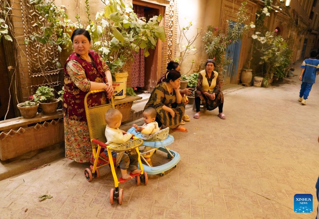 Local residents enjoy their leisure time in the ancient city of Kashgar, northwest China's Xinjiang Uygur Autonomous Region, Sept. 19, 2024. (Photo: Xinhua)