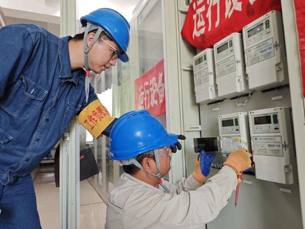 The staff of State Grid Aksu Power Supply Company successfully complete the installation of electric carbon meters and collection terminals in the first pilot 220 kV Baishui substation in Xinjiang On August 15, 2024. Photo: Abdulrahman Kurban