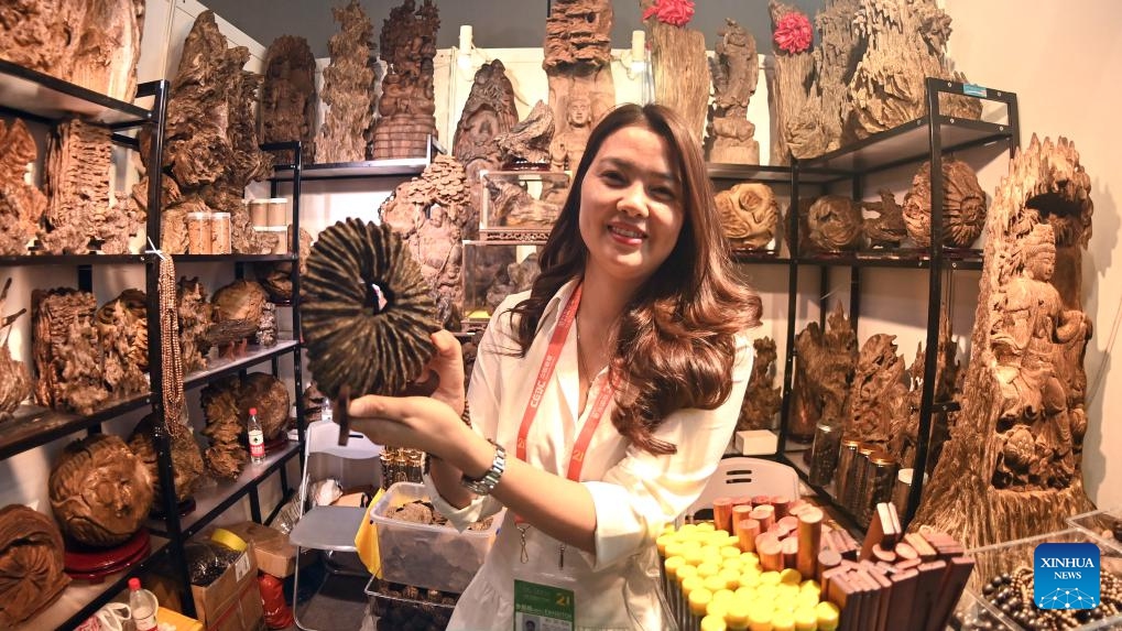 An exhibitor introduces agarwood during the 21st China-ASEAN Expo at Nanning International Convention and Exhibition Center in Nanning, south China's Guangxi Zhuang Autonomous Region, Sept. 24, 2024. The 21st China-ASEAN Expo and the China-ASEAN Business and Investment Summit kicked off on Tuesday in Nanning. (Photo: Xinhua)