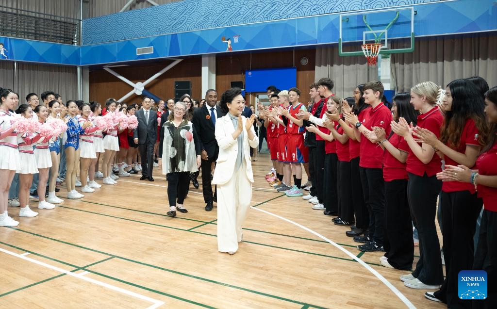 Peng Liyuan, wife of Chinese President Xi Jinping, attends a China-U.S. youth cultural and sports exchange activity at Beijing No. 8 High School, in Beijing, capital of China, Sept. 24, 2024. (Photo: Xinhua)