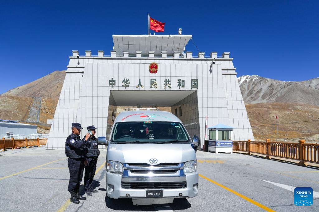 Police officers of Khunjerab border inspection station check a vehicle at the Khunjerab Pass in Kashgar, northwest China's Xinjiang Uygur Autonomous Region, Sept. 20, 2024. Khunjerab Pass is a land port on the China-Pakistan border and an important gateway to South Asia and Europe. The pass used to offer seasonal access service that started on April 1 and ended on Nov. 30, but it has shifted to full-year service as of Sept. 20 this year. (Photo: Xinhua)