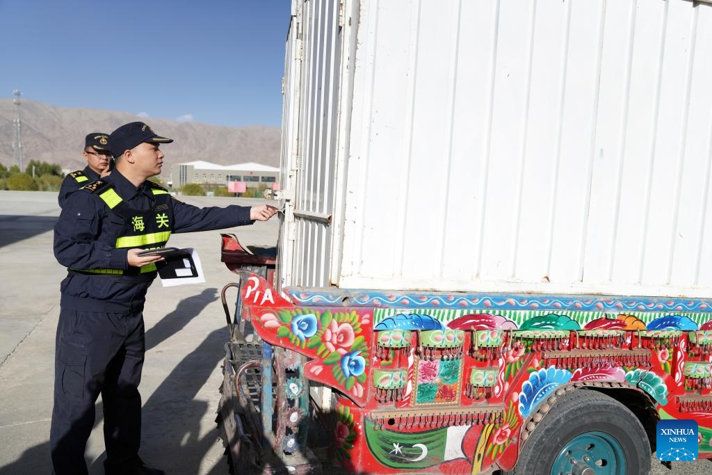 Customs staff check electronic products at the Khunjerab Pass in Kashgar, northwest China's Xinjiang Uygur Autonomous Region, Sept. 20, 2024. Khunjerab Pass is a land port on the China-Pakistan border and an important gateway to South Asia and Europe. The pass used to offer seasonal access service that started on April 1 and ended on Nov. 30, but it has shifted to full-year service as of Sept. 20 this year. (Photo: Xinhua)