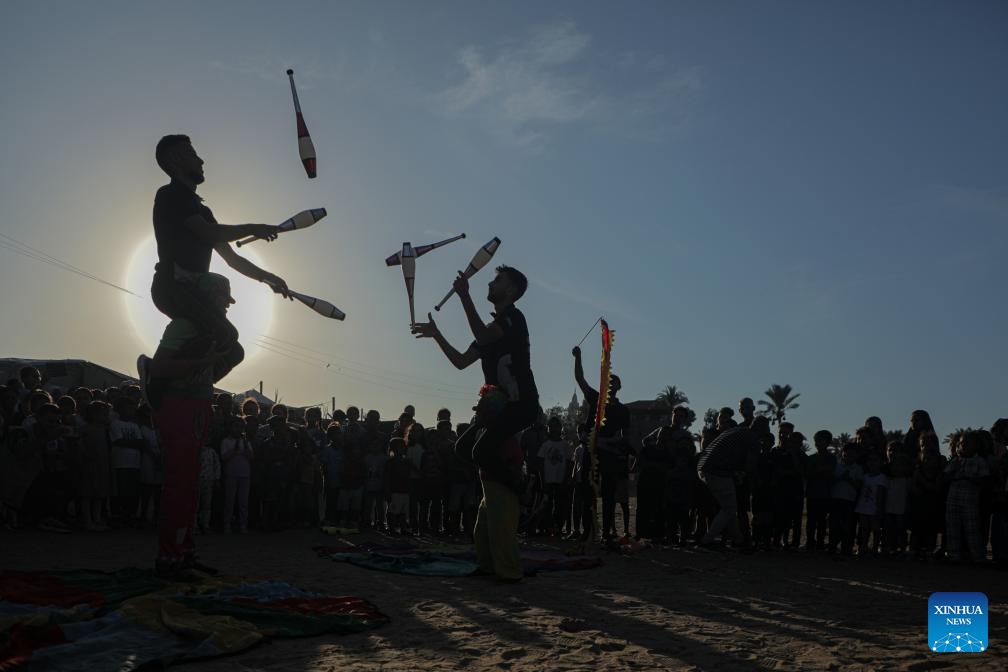 Volunteers perform circus acrobatics for displaced children in the southern Gaza Strip city of Khan Younis on Sept. 23, 2024. (Photo: Xinhua)