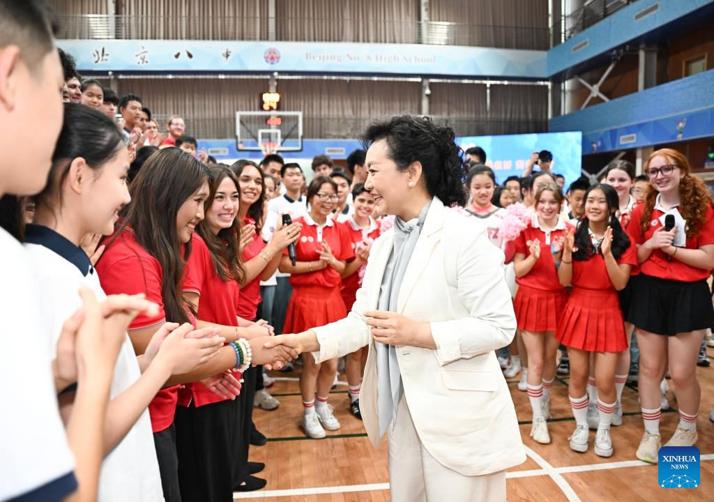 Peng Liyuan, wife of Chinese President Xi Jinping, shakes hands with a student after the group photo at Beijing No. 8 High School, in Beijing, capital of China, Sept. 24, 2024. Peng attended a China-U.S. youth cultural and sports exchange activity at Beijing No. 8 High School on Tuesday afternoon. (Photo: Xinhua)