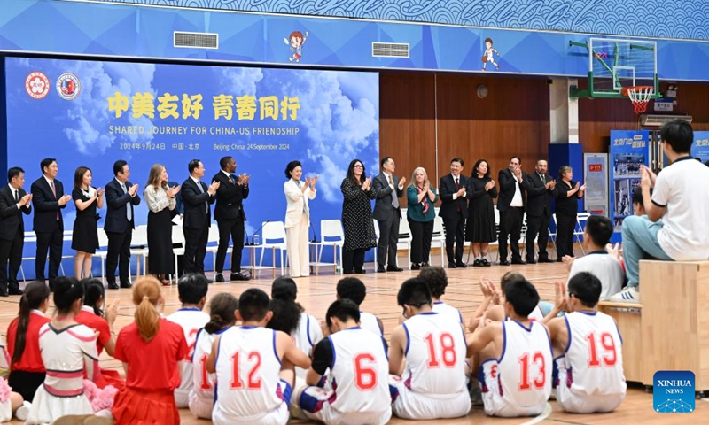 Peng Liyuan, wife of Chinese President Xi Jinping, has an exchange with the Chinese and the U.S. students at Beijing No. 8 High School, in Beijing, capital of China, Sept. 24, 2024. Peng attended a China-U.S. youth cultural and sports exchange activity at Beijing No. 8 High School on Tuesday afternoon. (Photo: Xinhua)