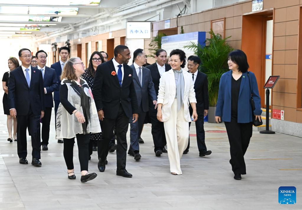 Peng Liyuan, wife of Chinese President Xi Jinping, attends a China-U.S. youth cultural and sports exchange activity at Beijing No. 8 High School, in Beijing, capital of China, Sept. 24, 2024. (Photo: Xinhua)