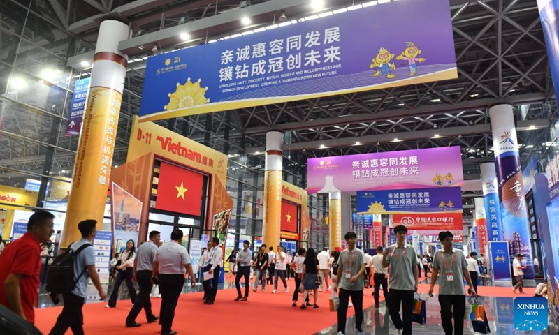 Visitors select products during the 21st China-ASEAN Expo at Nanning International Convention and Exhibition Center in Nanning, south China's Guangxi Zhuang Autonomous Region, Sept. 24, 2024. The 21st China-ASEAN Expo and the China-ASEAN Business and Investment Summit kicked off on Tuesday in Nanning. (Photo: Xinhua)