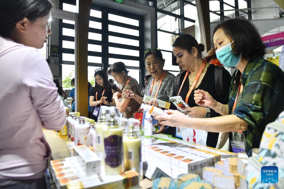 Visitors select products during the 21st China-ASEAN Expo at Nanning International Convention and Exhibition Center in Nanning, south China's Guangxi Zhuang Autonomous Region, Sept. 24, 2024. The 21st China-ASEAN Expo and the China-ASEAN Business and Investment Summit kicked off on Tuesday in Nanning. (Photo: Xinhua)