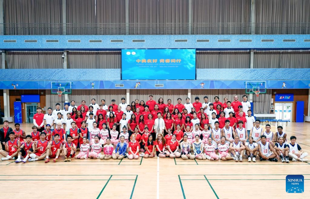 Peng Liyuan, wife of Chinese President Xi Jinping, poses for a group photo with the Chinese and the U.S. students at Beijing No. 8 High School, in Beijing, capital of China, Sept. 24, 2024. Peng attended a China-U.S. youth cultural and sports exchange activity at Beijing No. 8 High School on Tuesday afternoon. (Photo: Xinhua)