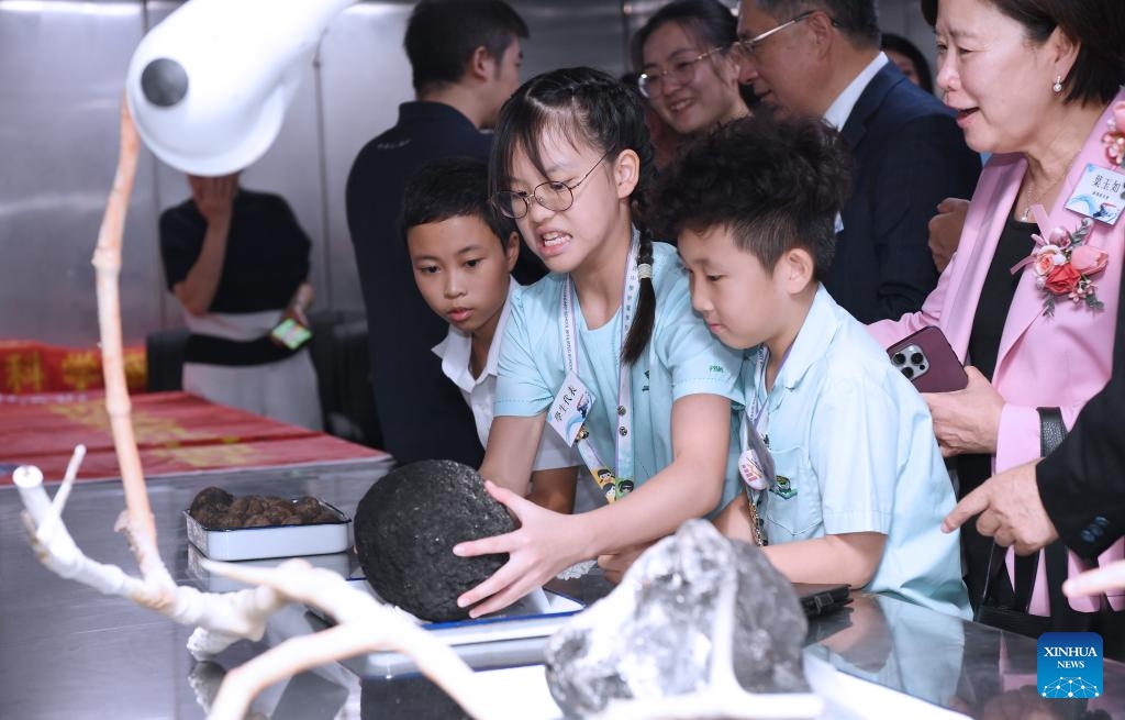 Students visit a geological laboratory aboard research vessel Deep Sea No. 1 in Hong Kong, south China, Sept. 24, 2024. China's research vessel Deep Sea No. 1, carrying manned submersible Jiaolong, received a warm welcome Tuesday in the Hong Kong Special Administrative Region (HKSAR), the first time they visited the city. The vessel is on a home-bound voyage after completing a scientific mission in the Western Pacific Ocean. (Photo: Xinhua)