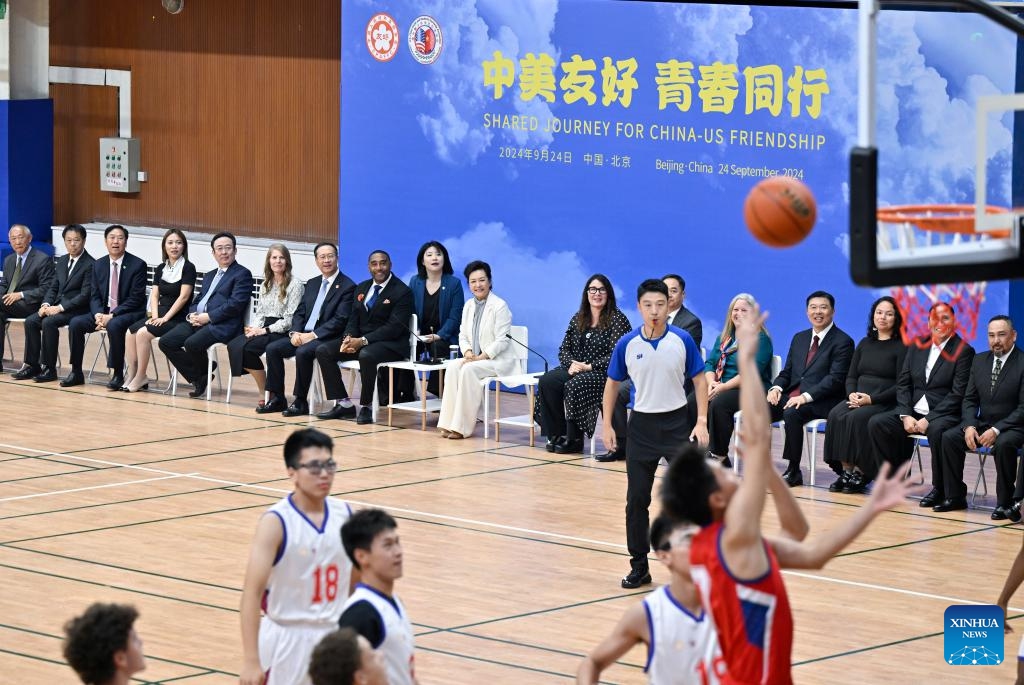 Peng Liyuan, wife of Chinese President Xi Jinping, watches the China-U.S. youth basketball friendly match together with foreign and Chinese guests at Beijing No. 8 High School, in Beijing, capital of China, Sept. 24, 2024. Peng attended a China-U.S. youth cultural and sports exchange activity at Beijing No. 8 High School on Tuesday afternoon. (Photo: Xinhua)