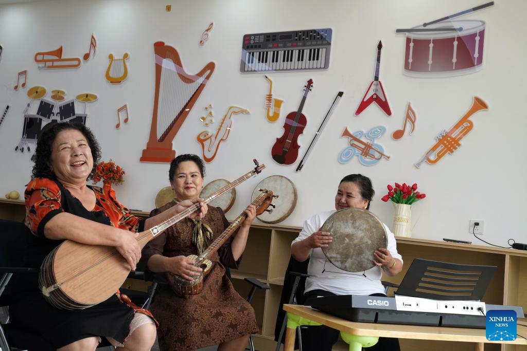 Residents play traditional instruments at a music studio of the Donghu residential community in Kashgar, northwest China's Xinjiang Uygur Autonomous Region, Sept. 22, 2024. In recent years, the Donghu residential community in Kashgar has been actively exploring new models of service management for groups such as the elderly and young children. (Photo: Xinhua)