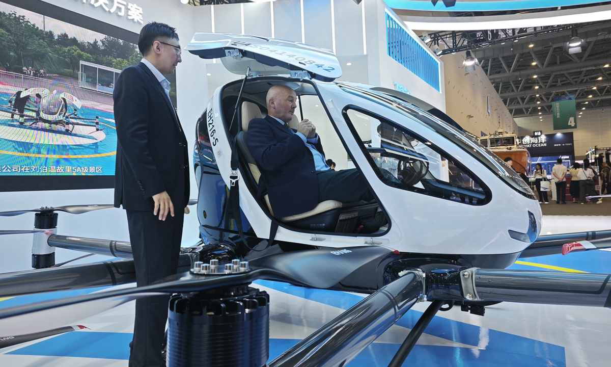 A foreign attendee (right) experiences an eVTOL at the third Global Digital Trade Expo in Hangzhou, East China's Zhejiang Province on September 26, 2024. Photo: Yin Yeping/GT