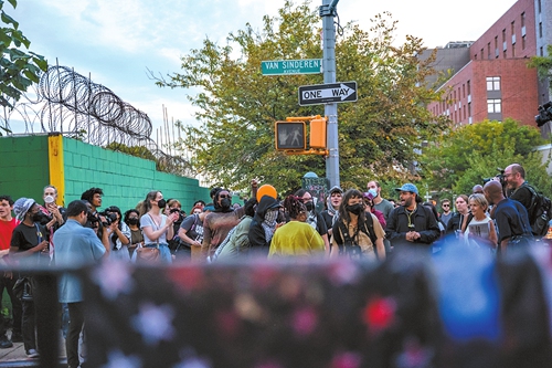 Protesters gather outside of a Brownsville Brooklyn subway station following a shooting of a subway fare evader on September 17, 2024 in New York City. Photo: VCG