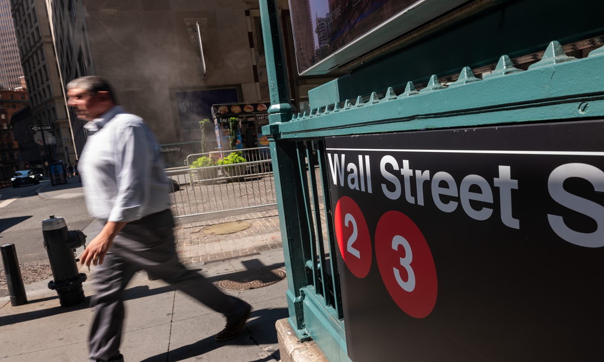 People walk along Wall Street outside of the New York Stock Exchange (NYSE) on August 5, 2024, in New York City. Photo: VCG