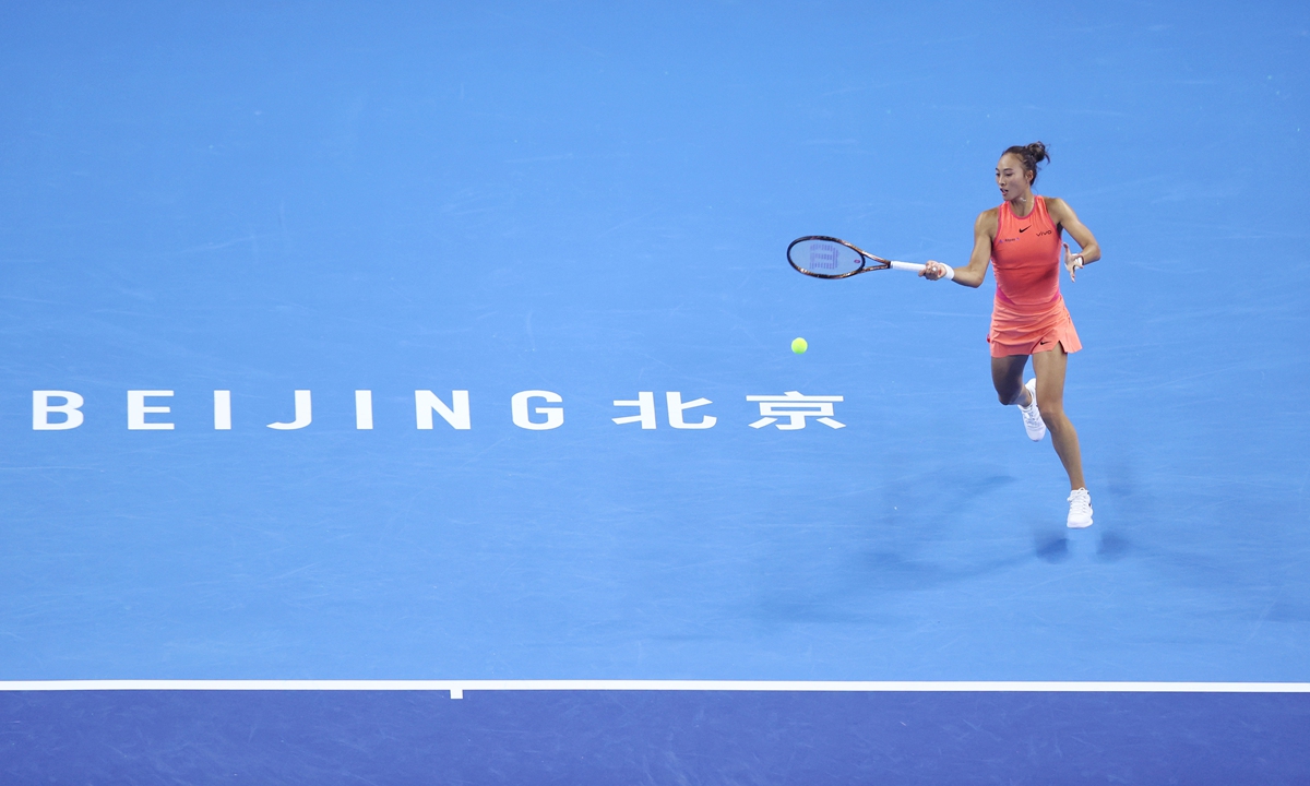 China's tennis star Zheng Qinwen eased past 71st-ranked Kamilla Rakhimova of Russia with 6-1, 6-1 in the second round at the China Open on Saturday. The match attracted over 12,000 fans in the 15,000-capacity Diamond Court at the National Tennis Center in Beijing. Photo: Cui Meng/GT