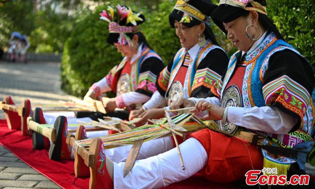 Tibetan women wave brocade belt in Zhouqu County, Gannan Tibetan Autonomous Prefecture, northwest China's Gansu Province, Sept. 26, 2024. (Photo/China News Service)