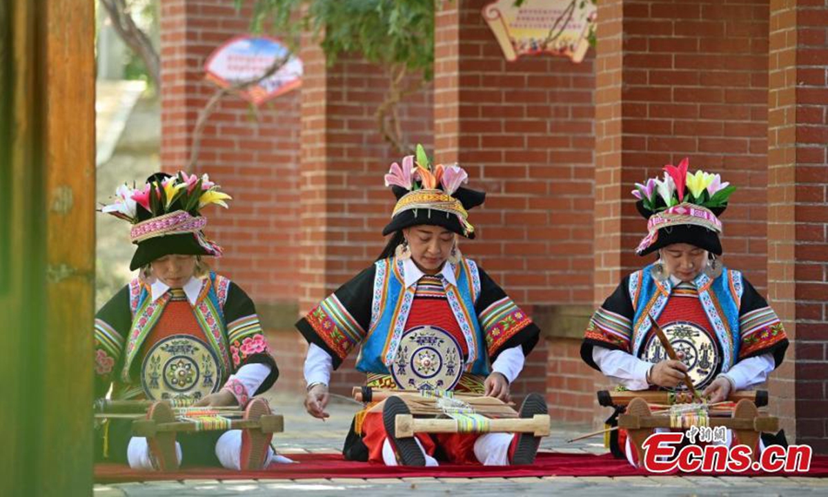 Tibetan women wave brocade belt in Zhouqu County, Gannan Tibetan Autonomous Prefecture, northwest China's Gansu Province, Sept. 26, 2024. (Photo/China News Service)