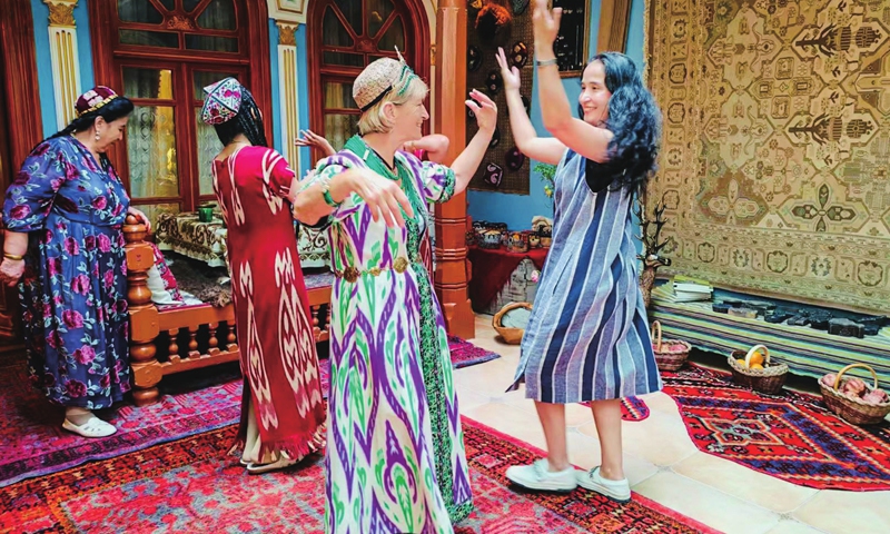 Vienna Cammarota (second from right) dances with local residents in Kashi, Northwest China's Xinjiang Uygur Autonomous Region, on August 30, 2024. Photo: Courtesy of ACIS 