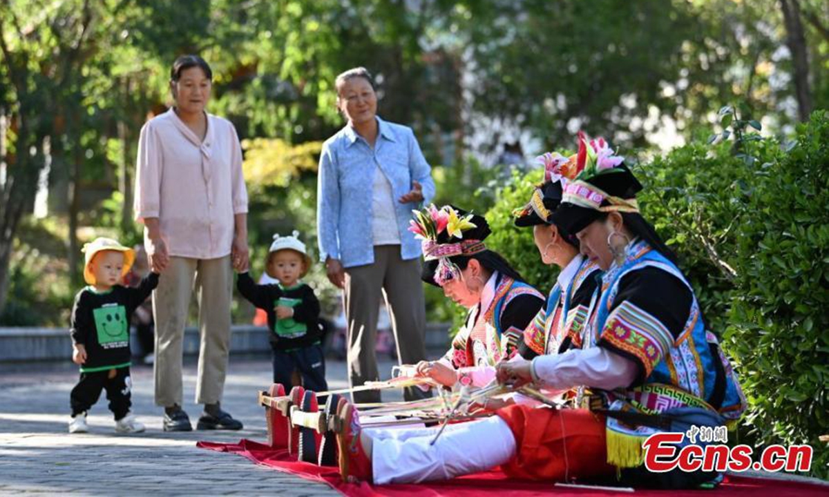 Tibetan women wave brocade belt in Zhouqu County, Gannan Tibetan Autonomous Prefecture, northwest China's Gansu Province, Sept. 26, 2024. (Photo/China News Service)