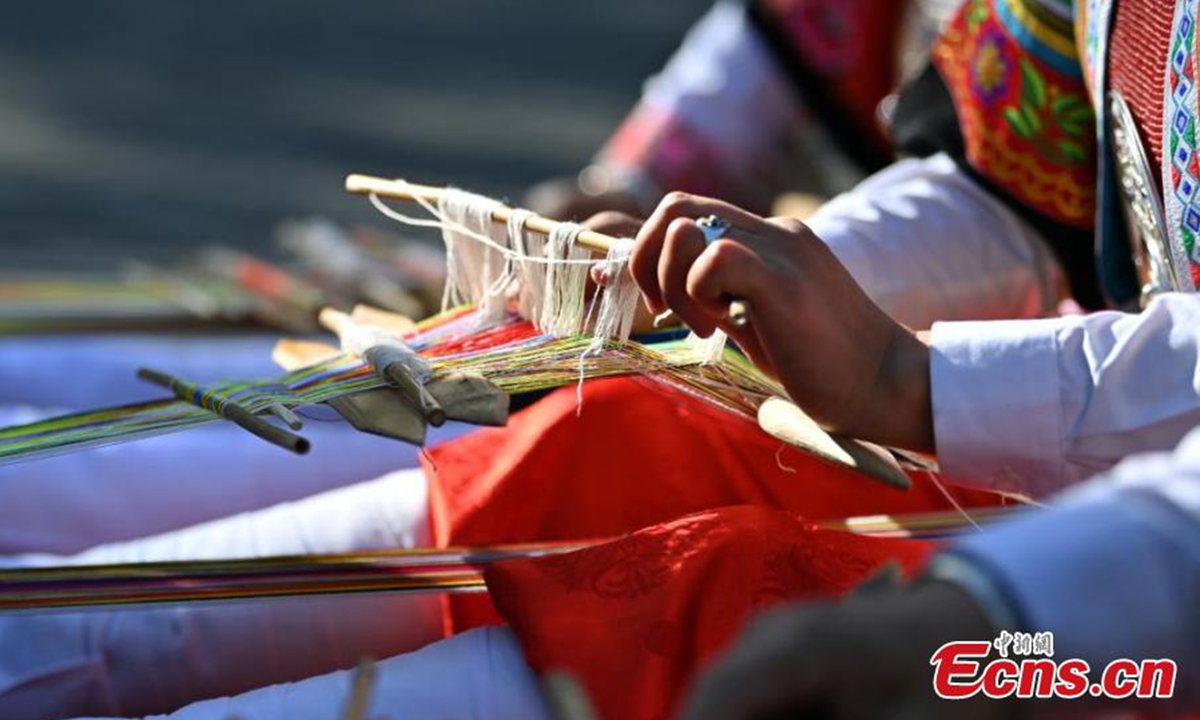 Tibetan women wave brocade belt in Zhouqu County, Gannan Tibetan Autonomous Prefecture, northwest China's Gansu Province, Sept. 26, 2024. (Photo/China News Service)