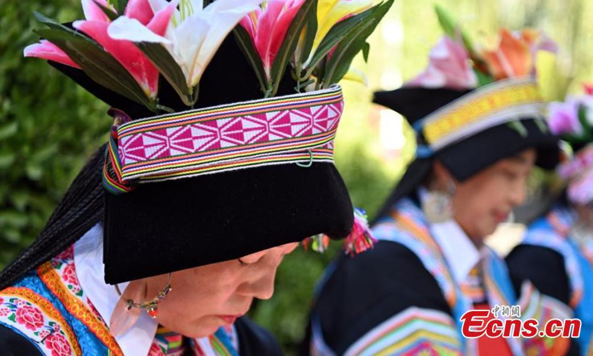 Tibetan women wave brocade belt in Zhouqu County, Gannan Tibetan Autonomous Prefecture, northwest China's Gansu Province, Sept. 26, 2024. (Photo/China News Service)