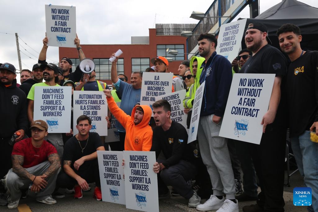 Port workers participate in a strike at the Port of Houston in Texas, the United States, on Oct. 1, 2024. (Photo: Xinhua)