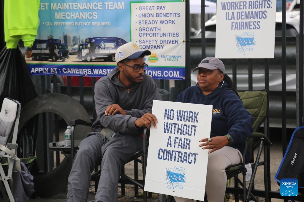 Port workers participate in a strike at the Port of Houston in Texas, the United States, on Oct. 1, 2024. (Photo: Xinhua)