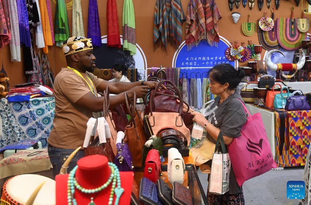 A visitor buys products from Yemen during the 21st China-ASEAN Expo at Nanning International Convention and Exhibition Center in Nanning, south China's Guangxi Zhuang Autonomous Region, Sept. 28, 2024. Products from the Association of Southeast Asian Nations (ASEAN) countries, such as durians, cookies and rosewood, as well as those from other countries including Russian sausages and Peruvian alpaca-fur stuffed toys have enjoyed popularity at the 21st China-ASEAN Expo in Nanning. (Photo: Xinhua)