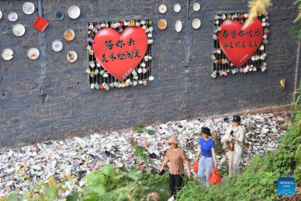 Tourists leave a ceramics low-price shopping area in Liling City, central China's Hunan Province, Sept. 26, 2024. Liling of Hunan Province boasts a long history of ceramic production. The city now has more than 650 ceramic production enterprises and nearly 200,000 related employees. In recent years, local ceramic production enterprises have intensified their efforts to improve the making techniques. Some of them have also organized ceramics making experience activities and low-price shopping areas to attract tourists. (Photo: Xinhua)