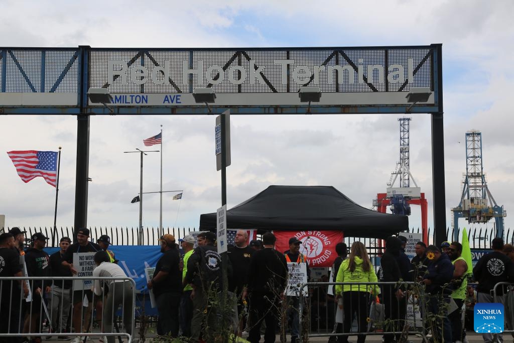 Port workers participate in a strike at the Port of Houston in Texas, the United States, on Oct. 1, 2024. (Photo: Xinhua)