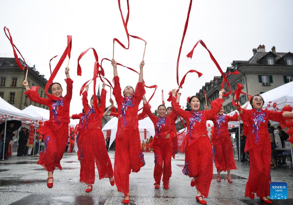 People perform dance during a cultural event themed Meet China: Celebrating the 75th Anniversary of the Founding of the People's Republic of China at Waisenhaus Square in Bern, the capital of Switzerland, Sept. 27, 2024. (Photo: Xinhua)