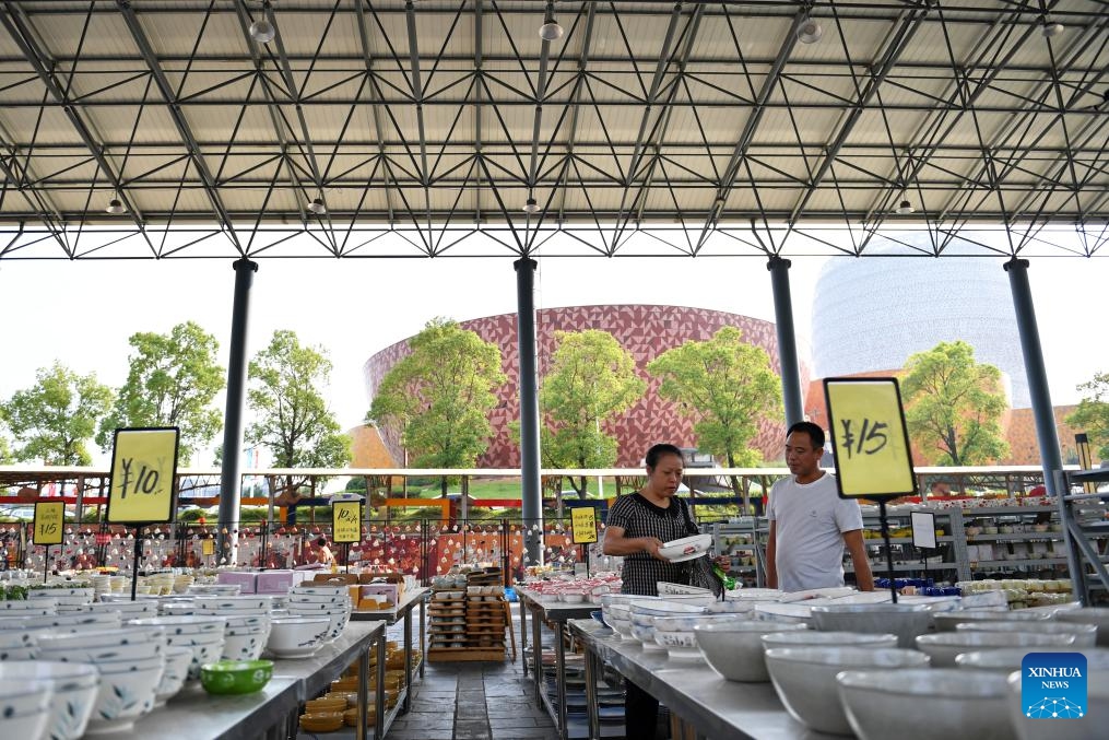 Tourists visit a ceramics low-price shopping area in Liling City, central China's Hunan Province, Sept. 26, 2024. Liling of Hunan Province boasts a long history of ceramic production. The city now has more than 650 ceramic production enterprises and nearly 200,000 related employees. In recent years, local ceramic production enterprises have intensified their efforts to improve the making techniques. Some of them have also organized ceramics making experience activities and low-price shopping areas to attract tourists. (Photo: Xinhua)