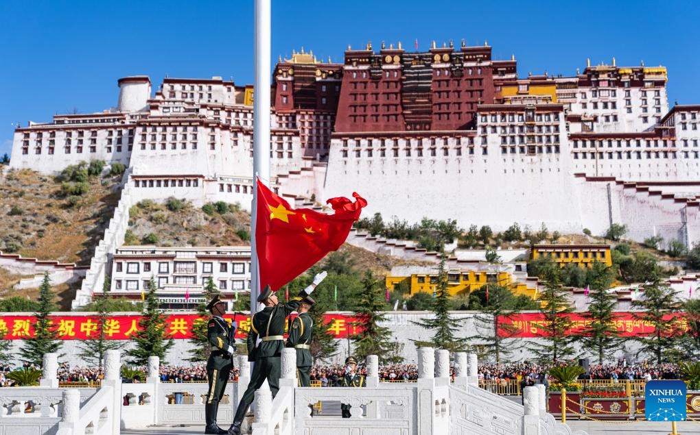 A flag-raising ceremony is held to mark the 75th anniversary of the founding of the People's Republic of China at the Potala Palace square in Lhasa, southwest China's Xizang Autonomous Region, Oct. 1, 2024. (Photo: Xinhua)