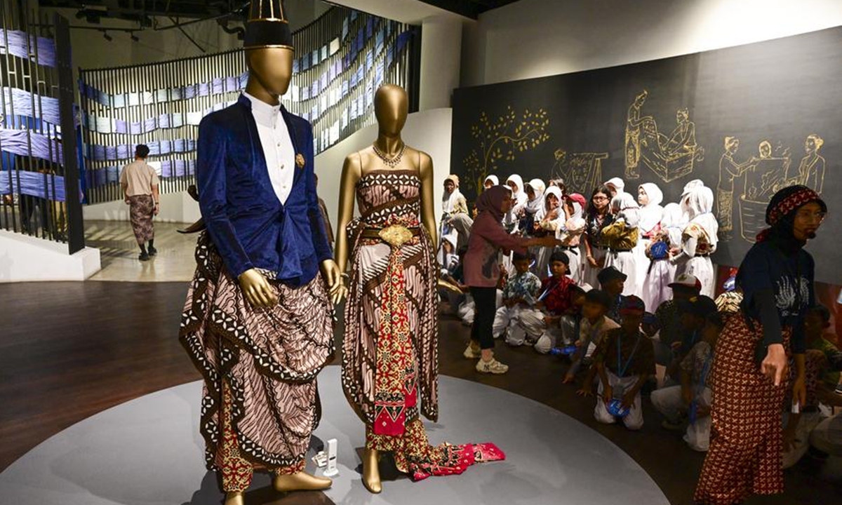 Students visit the Museum Batik Indonesia in celebration of the National Batik Day at Taman Mini Indonesia Indah, a culture-based recreational area, in Jakarta, Indonesia, Oct. 2, 2024. (Xinhua/Zulkarnain)
