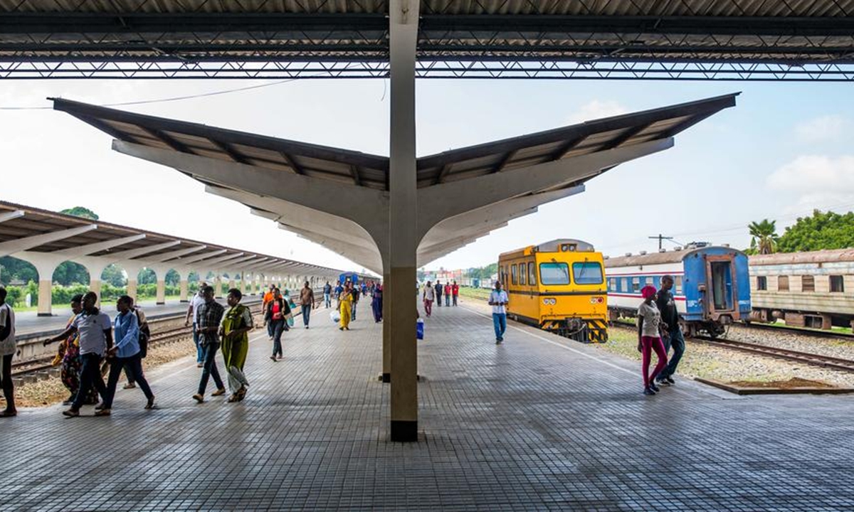 Passengers leave a train after arriving at the Dar Es Salaam station of Tanzania-Zambia Railway in Dar Es Salaam, capital of Tanzania, Feb. 14, 2019. (Xinhua/Lyu Shuai)
