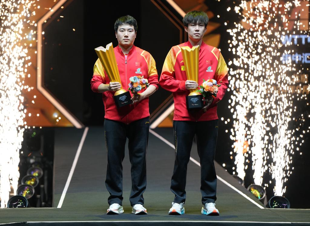 Liang Jingkun (L)/Wang Chuqin attend the award ceremony after the men's doubles final at 2024 World Table Tennis (WTT) China Smash in Beijing, China, Oct. 5, 2024. (Xinhua/Zhang Chenlin)