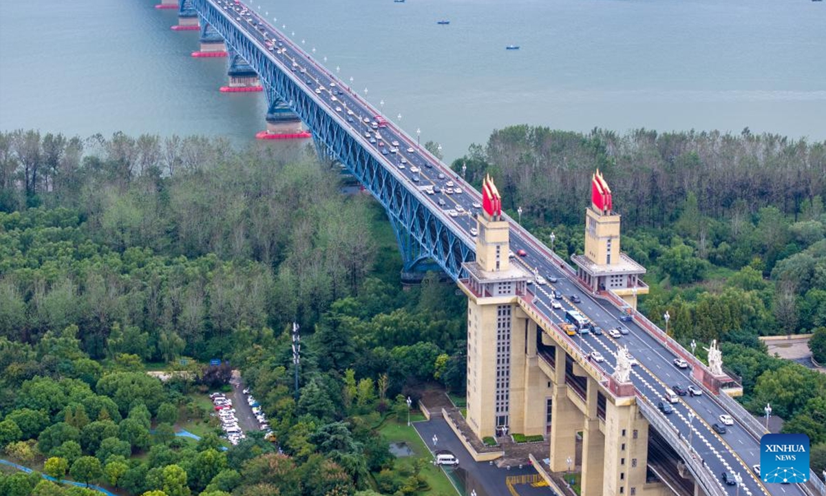 An aerial drone photo taken on Oct. 6, 2024 shows the traffic on the Nanjing Yangtze River Bridge in Nanjing, east China's Jiangsu Province. China sees a surge in return trips on Sunday as the week-long National Day holiday draws to a close. (Photo: Xinhua)