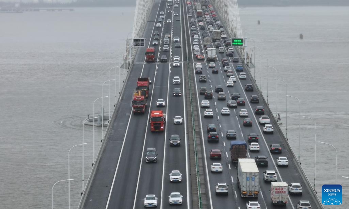 An aerial drone photo taken on Oct. 6, 2024 shows the traffic on a bridge in Nantong, east China's Jiangsu Province. China sees a surge in return trips on Sunday as the week-long National Day holiday draws to a close. (Photo: Xinhua)