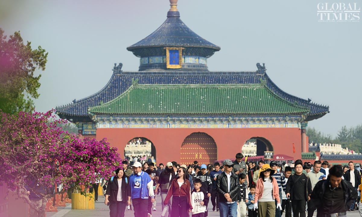 As of October 5, halfway through the National Day holidays, Beijing's parks continue to welcome large numbers of visitors. Photo: Chen Tao/GT